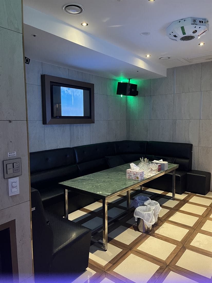 제주도 기모노룸 이찌니 프라이빗 룸, 가죽 소파와 대리석 테이블